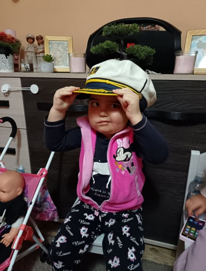 Liza a kalauzként indítja a vonatot